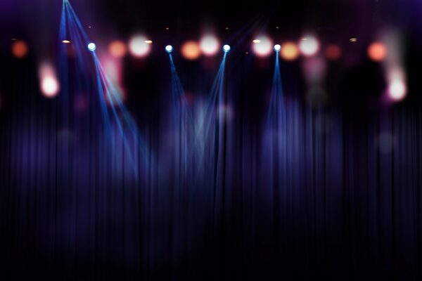 Concert ou scène lumineuse floue, ambiance artistique et abstraite
