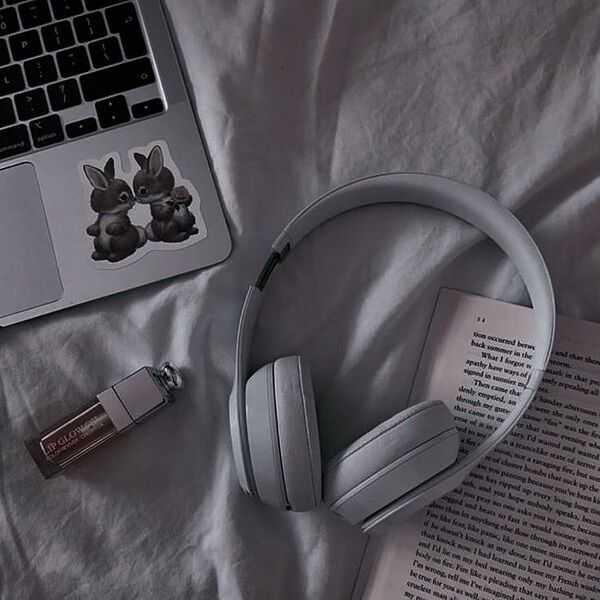 Casque audio posé sur une table, ambiance calme et minimaliste